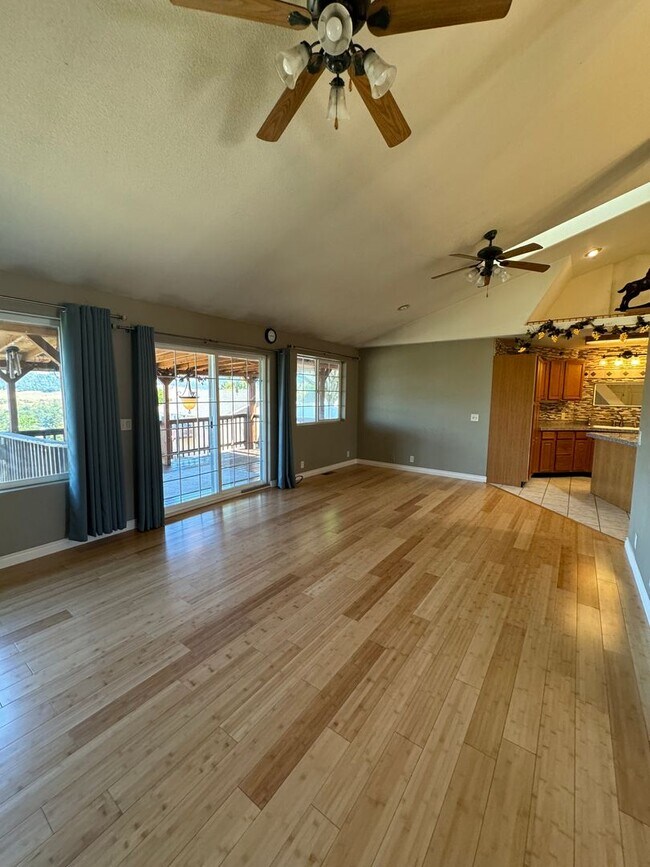 Foto del edificio - Green area 3 bedroom 2 bath with bonus roo...
