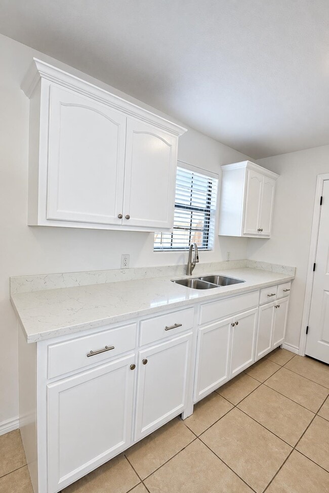 Building Photo - 109 Ramon Cardenas Dr