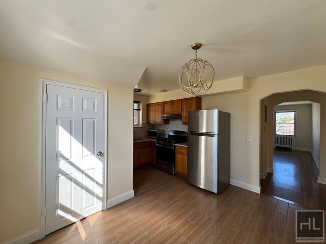 Building Photo - Newly Renovated 2 bedroom apartment spanni...