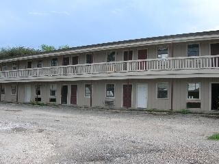 Building Photo - 102 W Gravis St