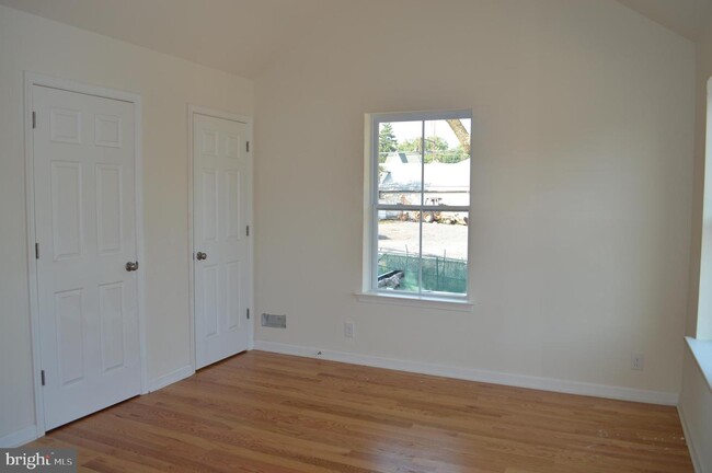 Building Photo - 302 Maple St