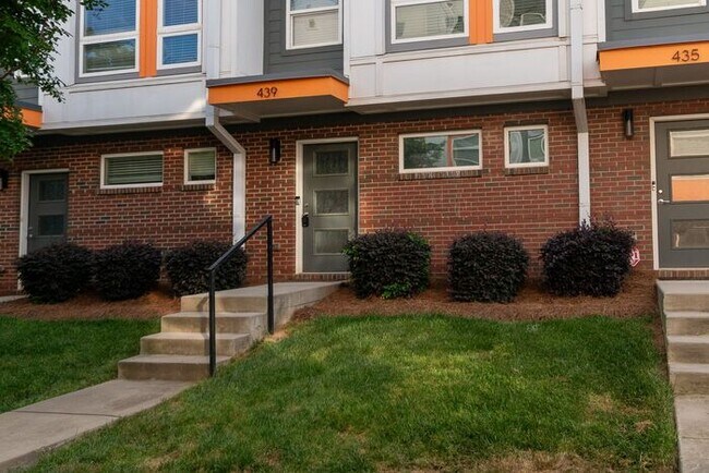 Building Photo - Beautiful Modern Townhome in South End Available 5/1!