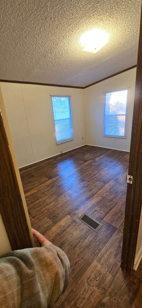 Building Photo - Private 3bd 2bath house