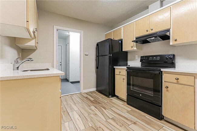 Building Photo - 6830 S Biscayne Dr