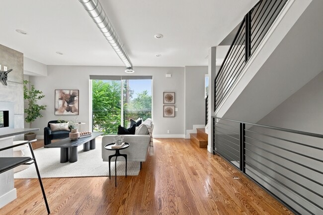 Foto del edificio - 4922 Lowell Blvd