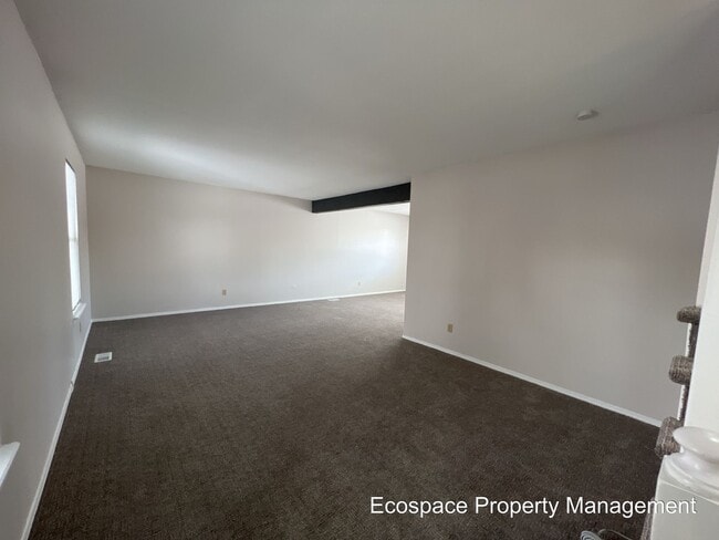 Building Photo - Four Bedroom House in the Smoky Hill neigh...
