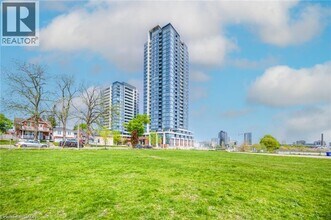 Building Photo - 15 Wellington St S