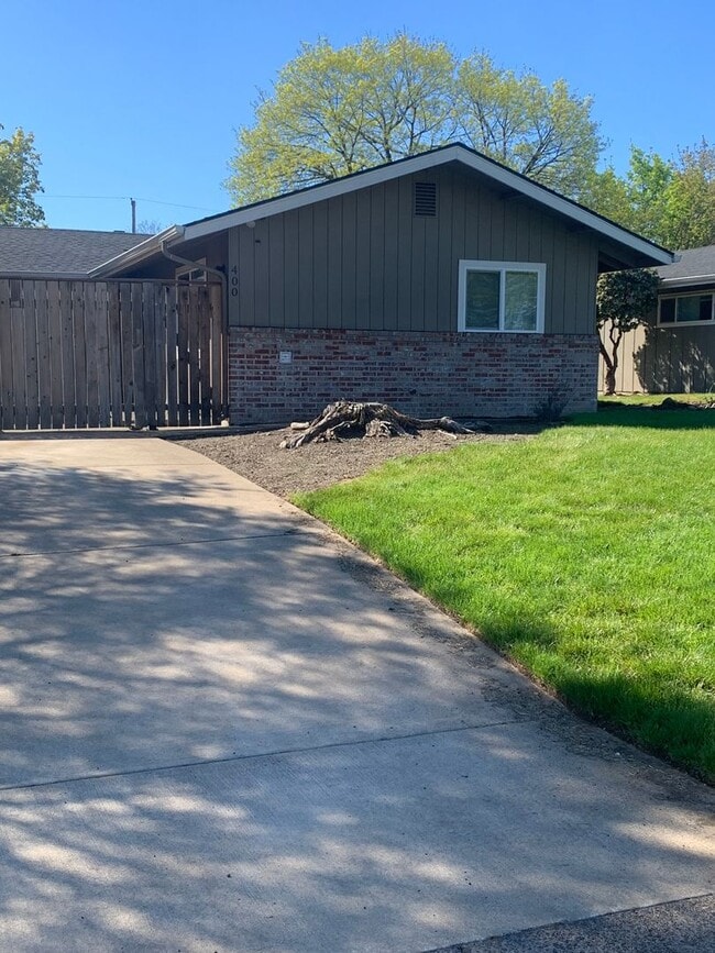 Building Photo - 400-402 SE 118th Ave