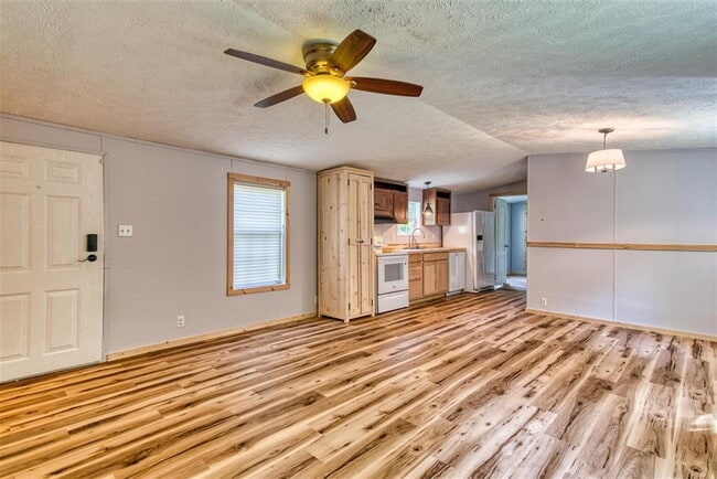 Building Photo - 3 Bedroom / 2 Bathroom Home in Russellville