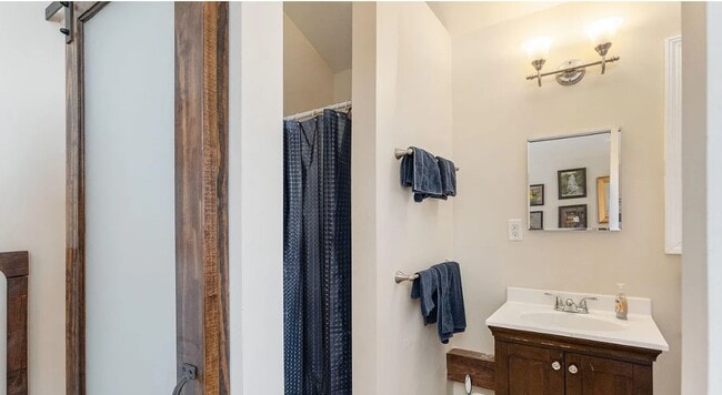 Building Photo - 477 Probart St