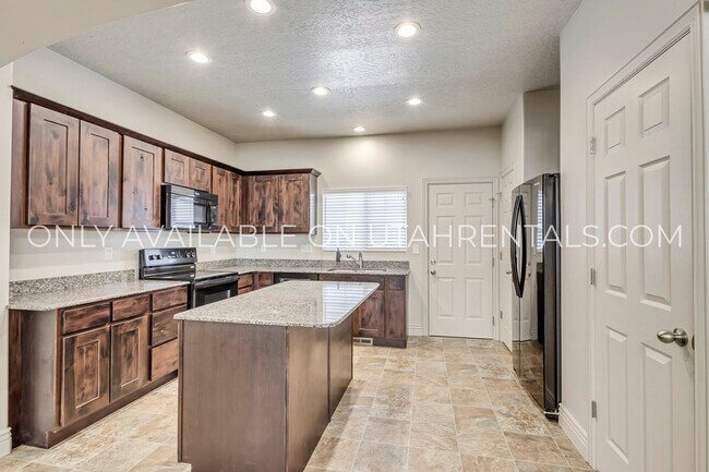 Building Photo - 21 E 8330 S