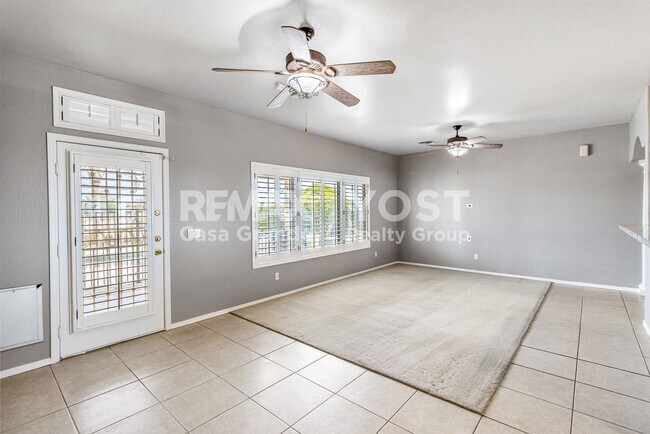 Foto del edificio - Beautiful home on large lot with pool and Solar!