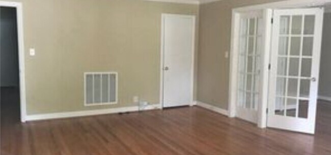 Living room - 2500 Grant Ave