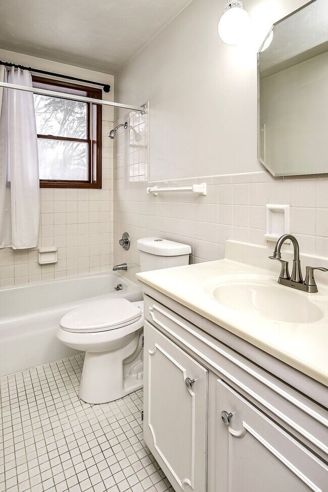 Foto del edificio - 1-Bed and 1-Bath Apartment Available!