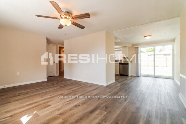 Building Photo - 9016 Greenbriar Ln