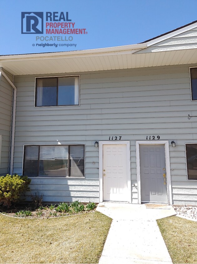 Primary Photo - MOVE IN SPECIAL - 2 bed 1.5 bath townhouse...