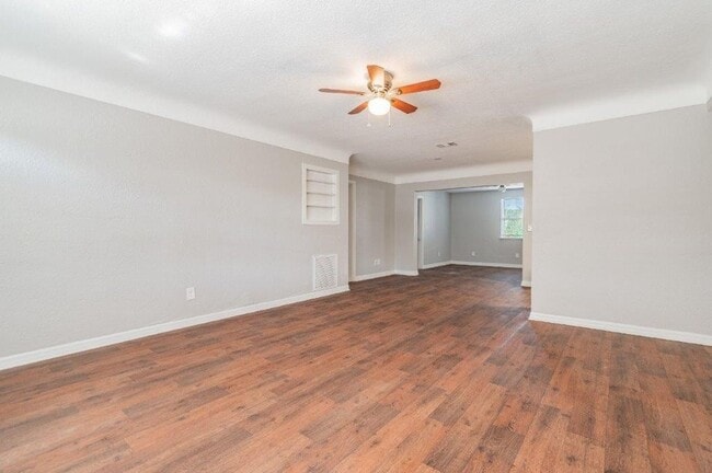 Building Photo - Beautifully updated 3/2/1 1389 Sq. Ft. wit...