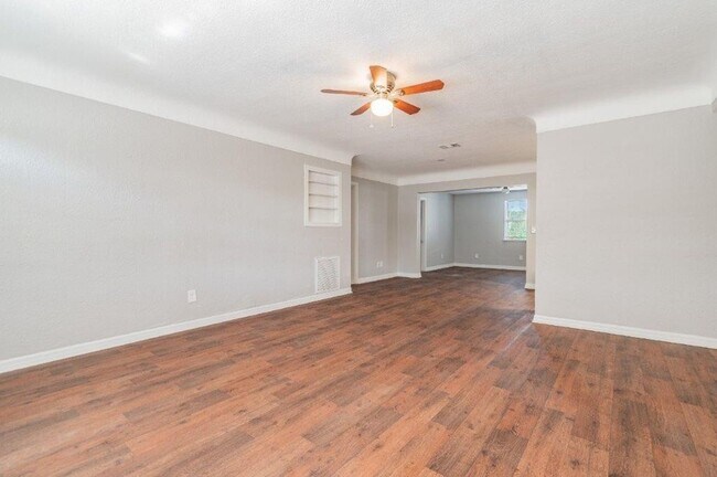 Foto del edificio - PRICE JUST REDUCED 3/2/1 1389 Sq. Ft. on a...