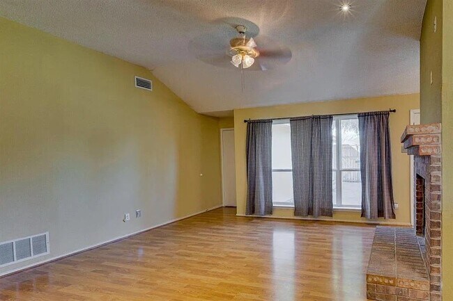 Foto del edificio - 2321 Shadyoaks Ln