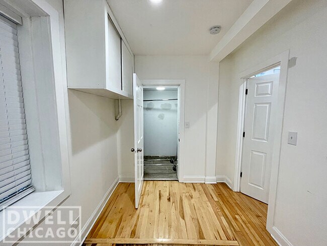 Building Photo - 1851 W Dickens Ave
