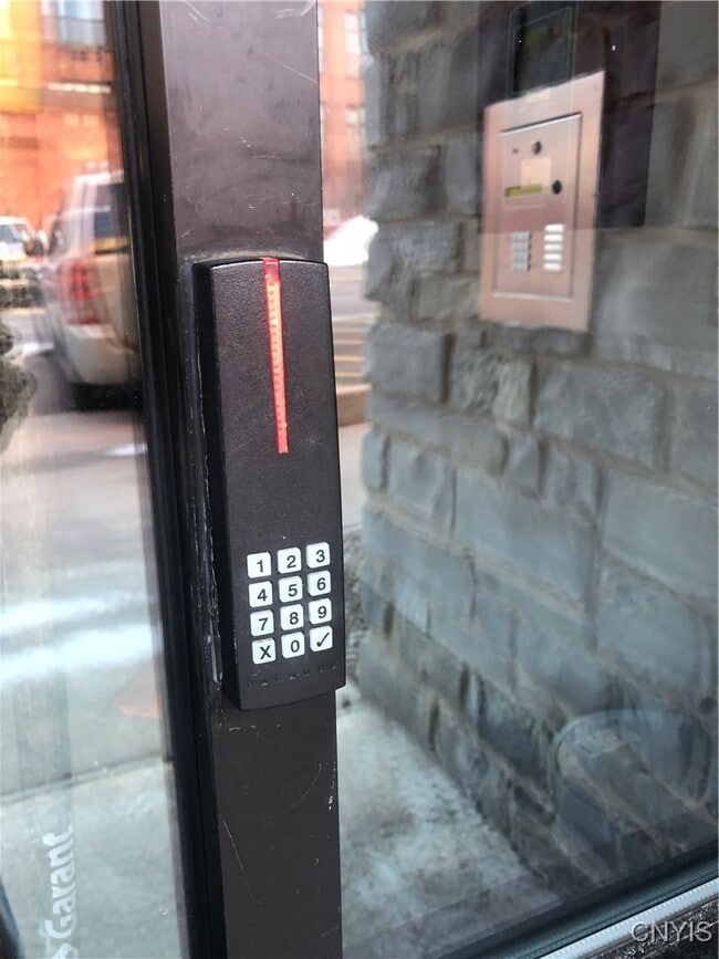 Building Photo - 721 N Clinton St