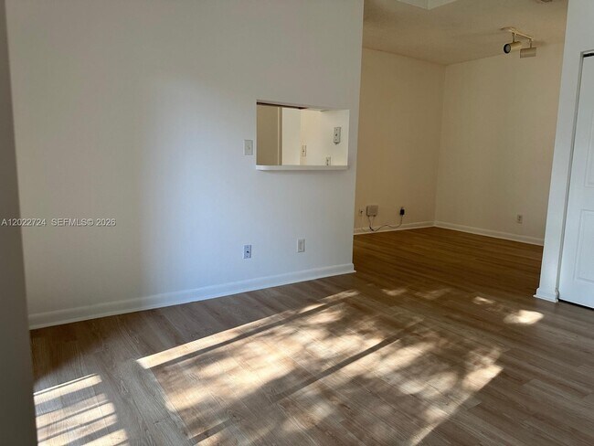 Foto del edificio - 631 Cypress Lake Blvd