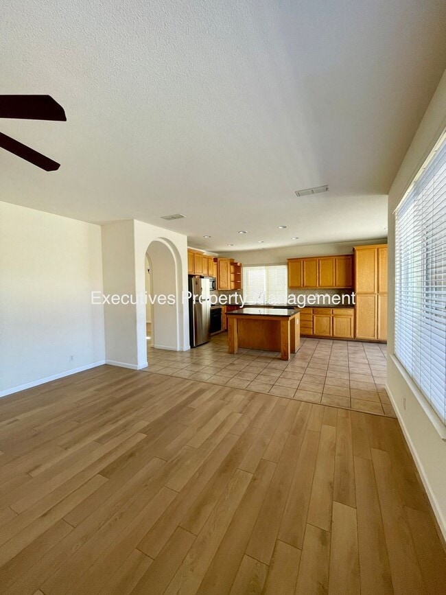 Building Photo - 733 Round Hill Dr