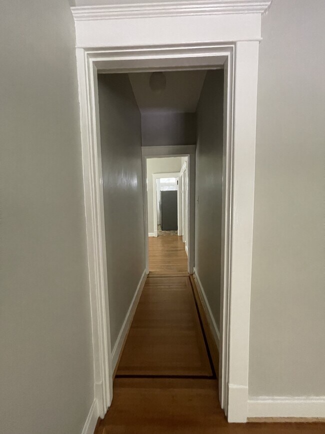 Foto del edificio - 2177 Baringer Ave