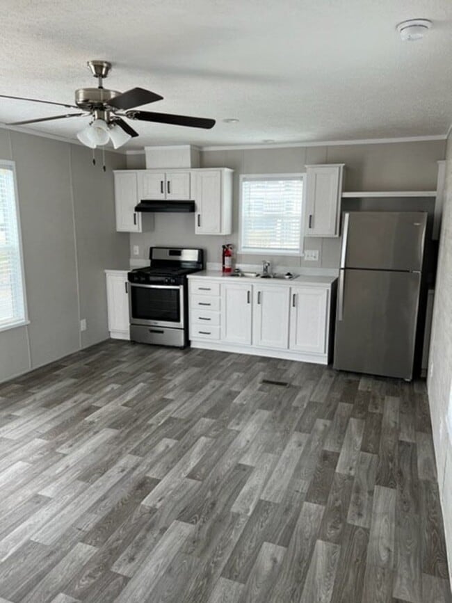 Building Photo - New 1 Bedroom 1 bathroom