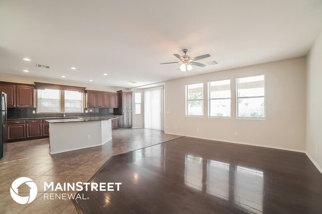 Foto del edificio - 15651 W Cameron Dr