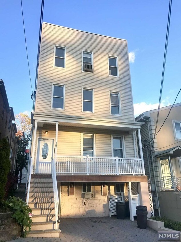 187 Cliff St Unit 3, Cliffside Park, NJ 07010 Room for Rent in Cliffside Park, NJ