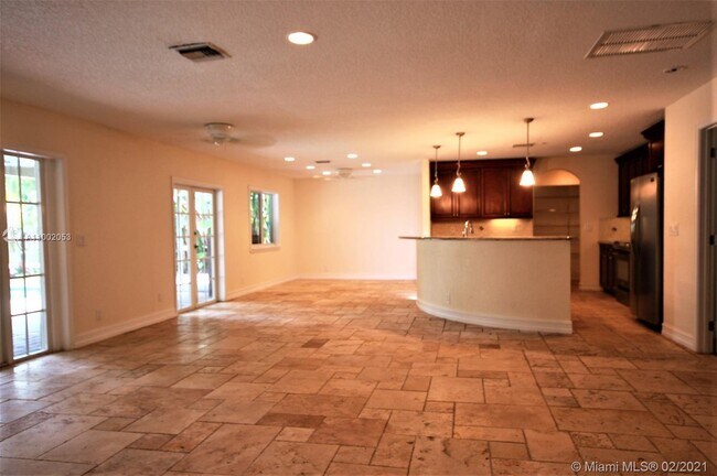 Foto del edificio - 898 SW 18th St