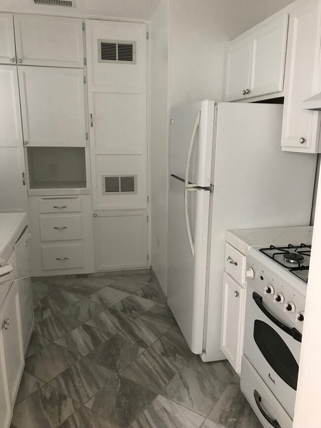 Building Photo - 2118 N Glenoaks Blvd