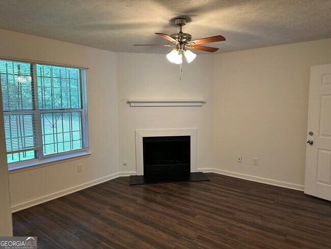 Building Photo - 5894 Summerglen Ln