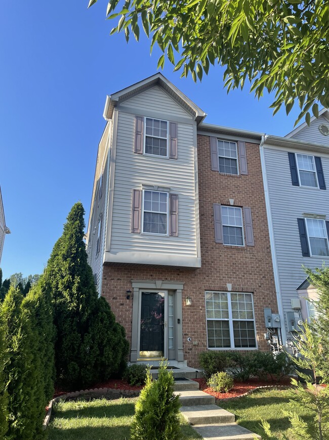 Building Photo - 1933 Gardenia Ct