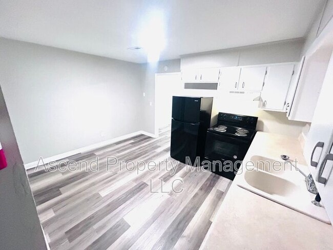 Building Photo - 3341 Pinewood Ave