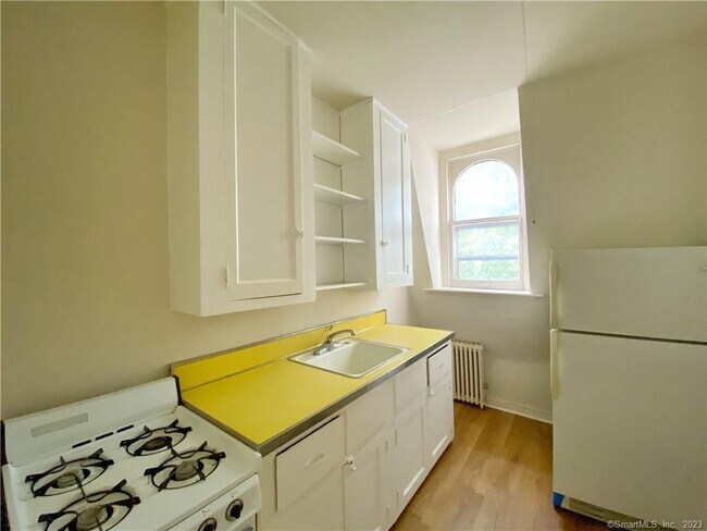 Foto del edificio - 218 Flax Hill Rd
