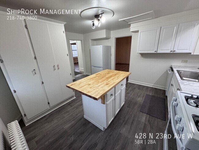 Foto del edificio - 428 N 23rd Ave W