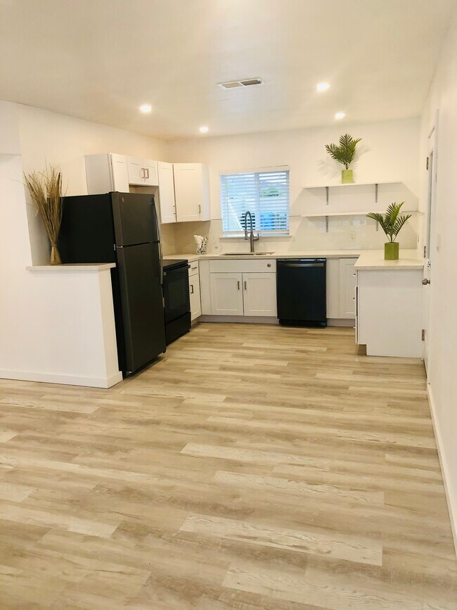 Foto del edificio - 1216 E Rose Ln