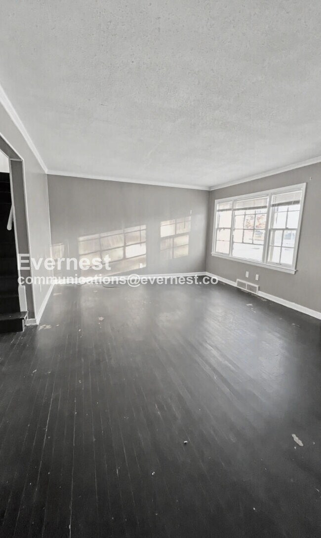 Building Photo - 3 Bed, 1.5 Bath Home with Garage / Pet-Friendly / Vouchers Accepted / Coming Soon!