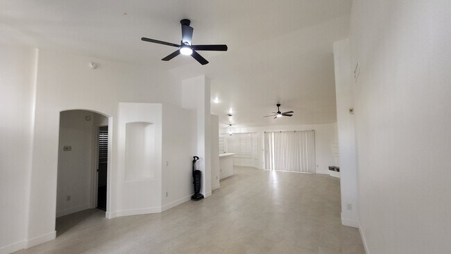 Foto del edificio - 1410 E Bruce Ave