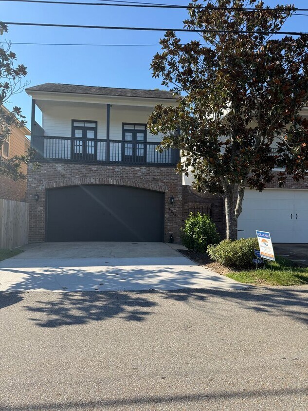 Must See this Beautiful 3/2 Townhome Ava... - Beautiful Townhome 4218 Bluebonnet Rd. Available 11/1