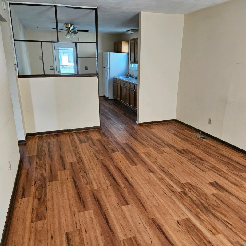 807 S Broadway St Unit 807 S. Broadway, Blanchester, OH 45107 Room