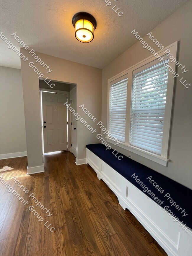 Building Photo - MidTown 3 Bedroom Beautifully Updated!