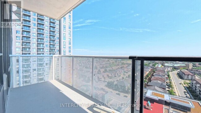 Building Photo - 5105-5105 Hurontario St