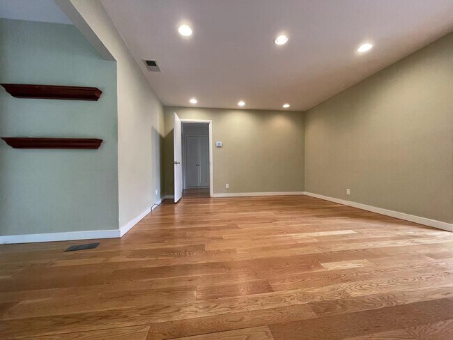 Building Photo - 55 Tulip Ln