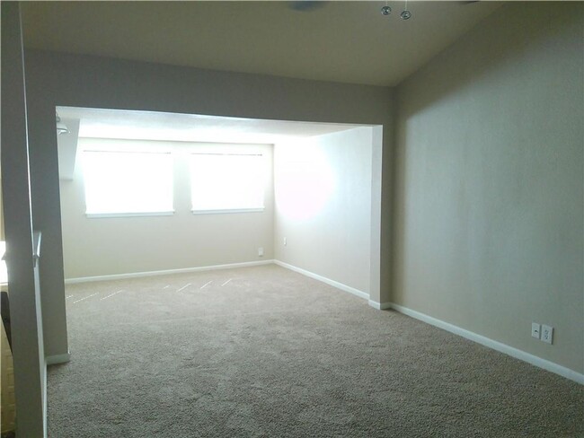 Building Photo - 2725 Santa Fe Unit D - 2/Bed 2.5/Bath - $1...