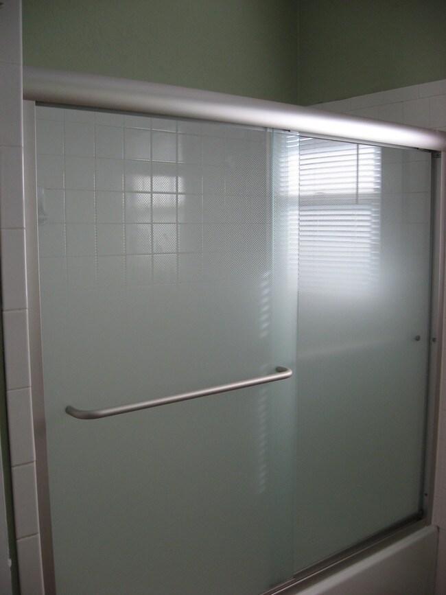 Shower/Tub - 218 E 4th Ave