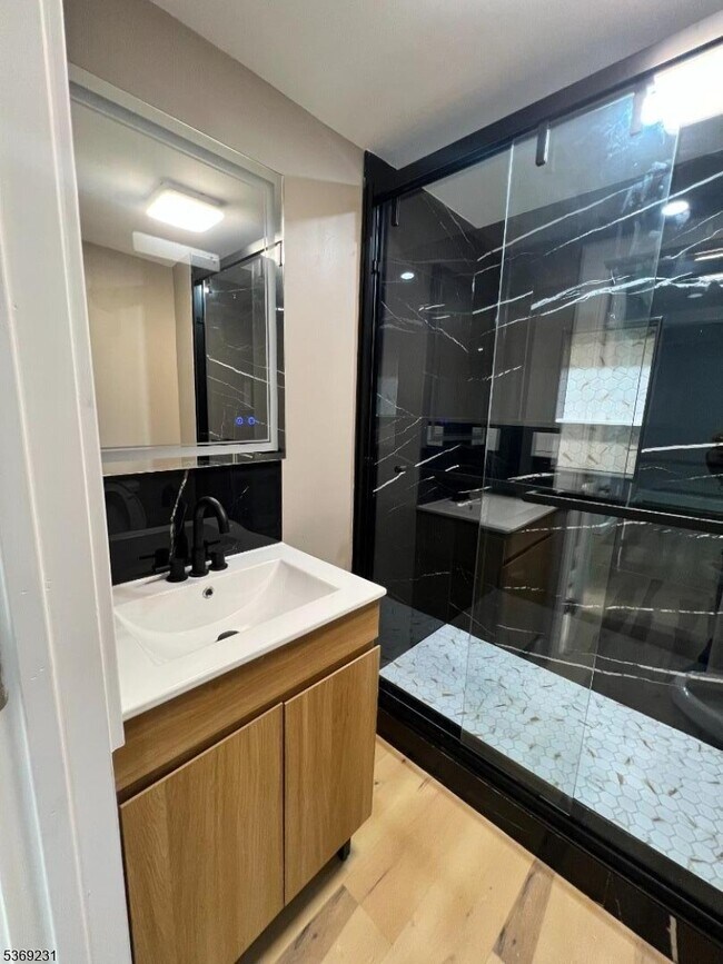 Foto del edificio - 366 Bramhall Ave