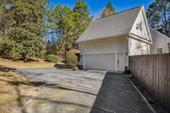 Building Photo - 905 Sandavis Rd